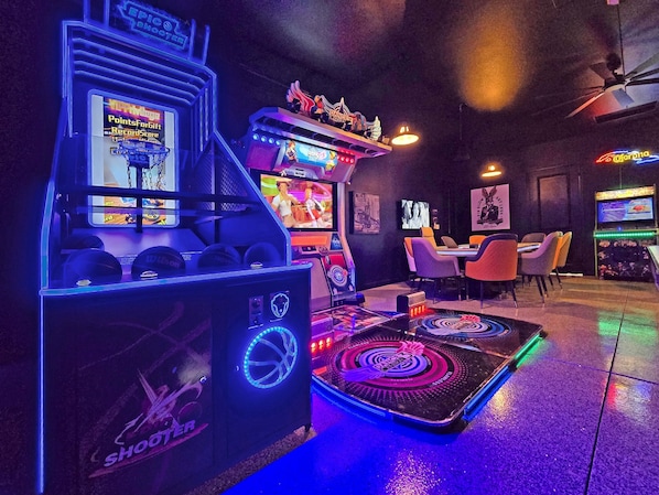 Arcades incluing basketball and Dance Central 3