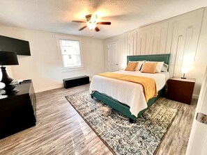 Hybrid Queen size bed. Night stand on both sides with lamps that have outlet for charging. Dresser, bench for suitcases and Smart TV.
Please note, this bed is high.