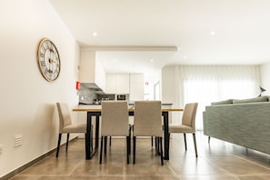 2-bedroom apartment with pool and sea view in Nazaré. Located in Pederneira, perfect for holidays with unforgettable sunsets.