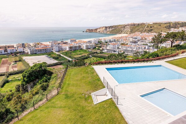 2-bedroom apartment with pool and sea view in Nazaré. Located in Pederneira, perfect for holidays with unforgettable sunsets.
