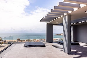2-bedroom apartment with pool and sea view in Nazaré. Located in Pederneira, perfect for holidays with unforgettable sunsets.