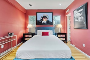 🎨 Bedroom 1 – The Funky Monkey Suite
Get your beauty sleep surrounded by bold vibes, vibrant art, and retro glam. Queen bed, plush linens, and enough style to make even Marilyn jealous.
