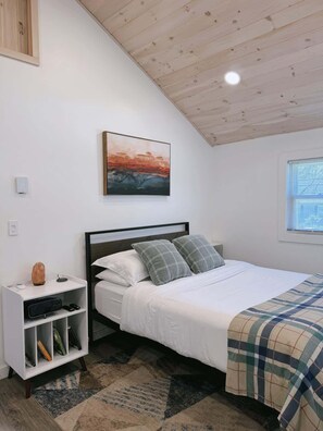 Queen size bed
Newly renovated cathedral ceilings with a fan