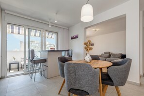 Dining area & balcony