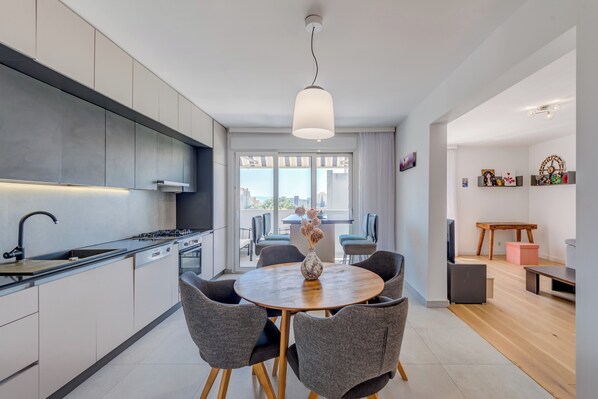 Dining area & kitchen