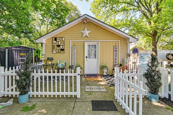 Fayetteville Vacation Rental | 1BA | Studio | 330 Sq Ft | 1 Step to Enter
