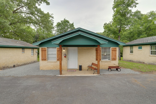 Exterior | Parking | Driveway (5 Vehicles) | Community Boat/Trailer Parking