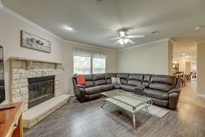 Family Room | Smart TV | Free WiFi | Central A/C & Heating