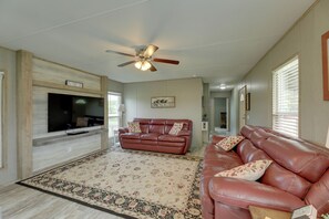 Living Room | Smart TV | Free WiFi | Central A/C & Heating