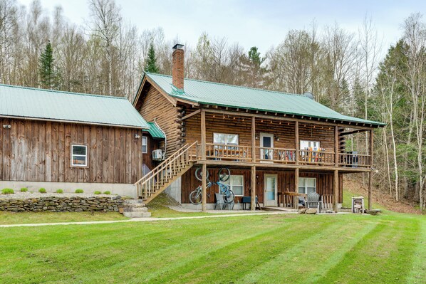 Lyndonville Vacation Rental | 3BR | 3BA | Stairs Required | 2,900 Sq Ft