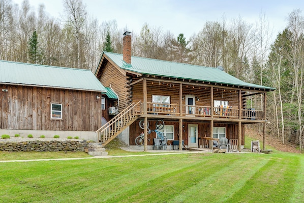 Lyndonville Vacation Rental | 3BR | 3BA | Stairs Required | 2,900 Sq Ft