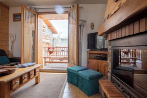 Living room with flat screen+Netflix and an authentic stone fireplace, ideal for movies by the fire (2)