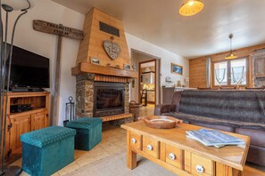Living room with flat screen+Netflix and an authentic stone fireplace, ideal for movies by the fire (3)