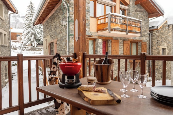 Spacious wooden terrace of 20m2, large table for 10 people, ideal for enjoying fondue and raclette (1)