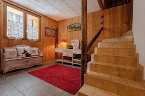 Large entrance, ideal for ski equipment, practical for getting ready before/after the slopes.