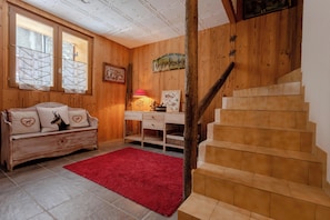 Large entrance, ideal for ski equipment, practical for getting ready before/after the slopes.