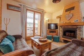 Living room with flat screen+Netflix and an authentic stone fireplace, ideal for movies by the fire (1)