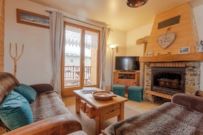 Living room with flat screen+Netflix and an authentic stone fireplace, ideal for movies by the fire (1)
