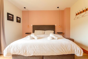Bedroom 1 cosy: double bed, cotton percale sheets for more comfort with a view of the hamlet. (2)