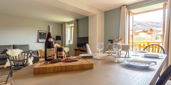 Spacious dining room for 8, ideal for enjoying raclettes and fondues.