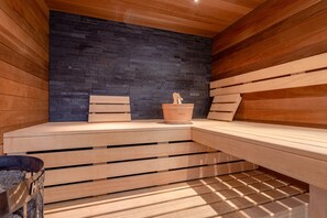 Private wooden sauna, ideal for moments of relaxation and well-being.
