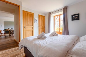 Bedroom 1 cosy: double bed, cotton percale sheets for more comfort with a view of the hamlet. (1)