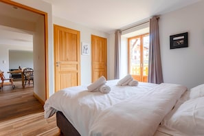 Bedroom 1 cosy: double bed, cotton percale sheets for more comfort with a view of the hamlet. (1)