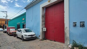 Vista frontal de la propiedad