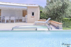 Piscine avec jacuzzi