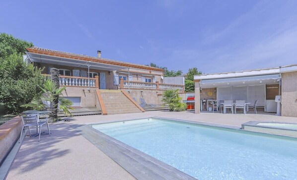 Vue d'ensemble de la maison, avec piscine