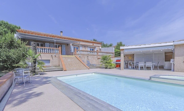 Vue d'ensemble de la maison, avec piscine