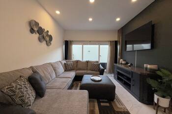 Walk to the beach, 2 bed 2 bath amazing condo perfect for 6 people