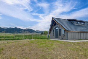 Large Yard | Hiking Trail Access On-Site | Mountain Views