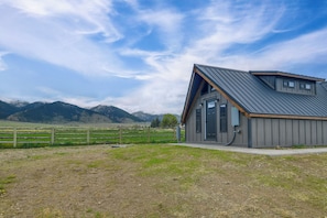 Large Yard | Hiking Trail Access On-Site | Mountain Views
