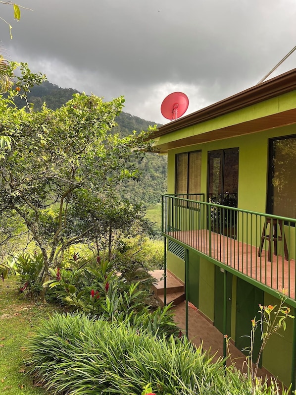 Casita La Mariposa Balcon de Acceso