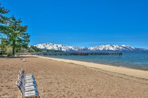 Luxury Lakeland Condo steps to the beach . Two Large pools and Hot Tubs , Tennis courts and Private Beach access just steps from your door!!! Watch the 4th of July Fireworks!!!