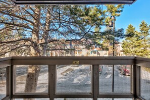 Luxury Lakeland Condo steps to the beach . Two Large pools and Hot Tubs , Tennis courts and Private Beach access just steps from your door!!! Watch the 4th of July Fireworks!!!