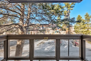 Luxury Lakeland Condo steps to the beach . Two Large pools and Hot Tubs , Tennis courts and Private Beach access just steps from your door!!! Watch the 4th of July Fireworks!!!