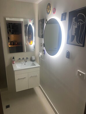 Bathroom fully equipped. 