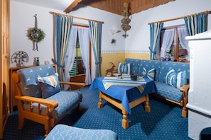 Maisonette-Ferienwohnung Grünstein, 1-2 Personen, 60 qm, 1 Schlafzimmer, Wohnzimmer mit Kachelofen, Balkon-Ferienwohnung Grünstein Wohnzimmer