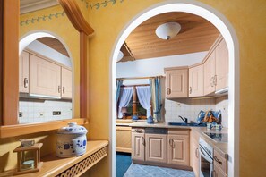 Maisonette-Ferienwohnung Grünstein, 1-2 Personen, 60 qm, 1 Schlafzimmer, Wohnzimmer mit Kachelofen, Balkon-Ferienwohnung Grünstein Küche