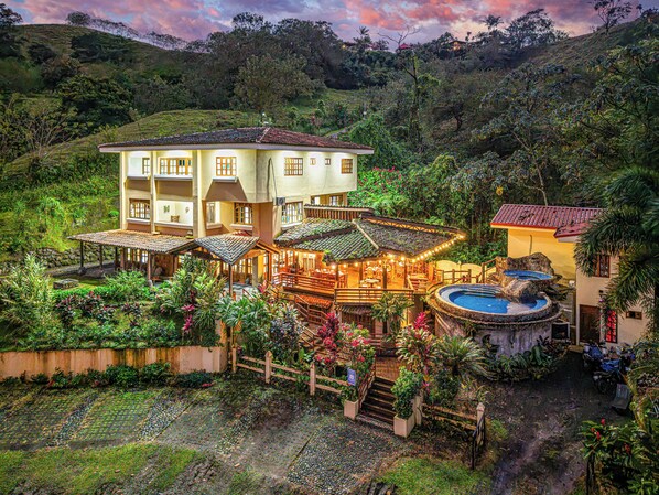 The Majestic Lodge La Fortuna, 10 Bedrooms, 13 Bathrooms, Sleeps up to 33 People