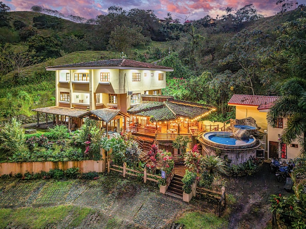 The Majestic Lodge La Fortuna, 10 Bedrooms, 13 Bathrooms, Sleeps up to 33 People