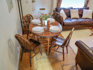 Dining table | Pam&rsquo;s Cottage, Cheltenham