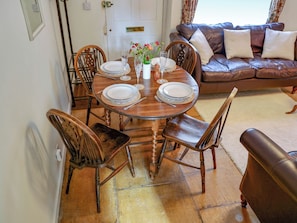 Dining table | Pam’s Cottage, Cheltenham