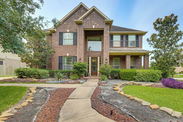 Rosharon Vacation Rental | 4BR | 3.5BA | 3,218 Sq Ft | 1 Step to Enter