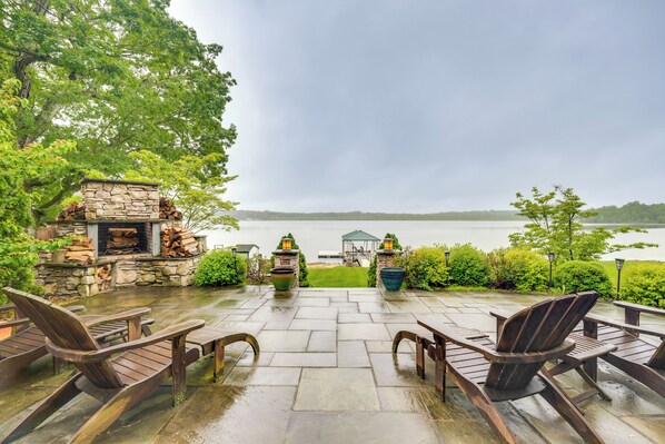 Newburgh Vacation Rental | 3BR | 2.5BA | 4 Steps to Enter | 2,800 Sq Ft
