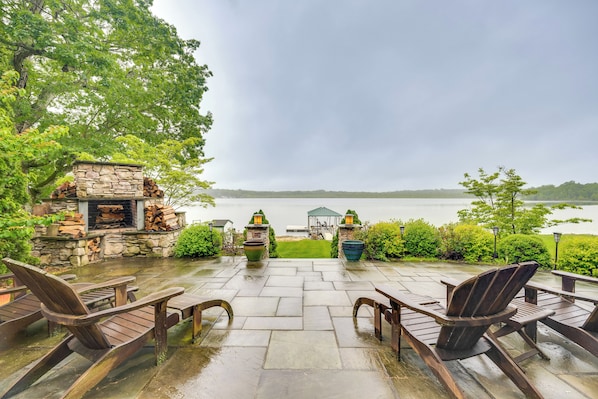 Newburgh Vacation Rental | 3BR | 2.5BA | 4 Steps to Enter | 2,800 Sq Ft