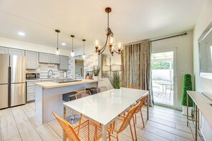 Dining Area | Free WiFi | Central Air Conditioning/Heat