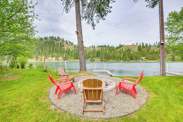 Cusick Vacation Rental | 2BR | 2BA | Steps to Enter | 800 Sq Ft